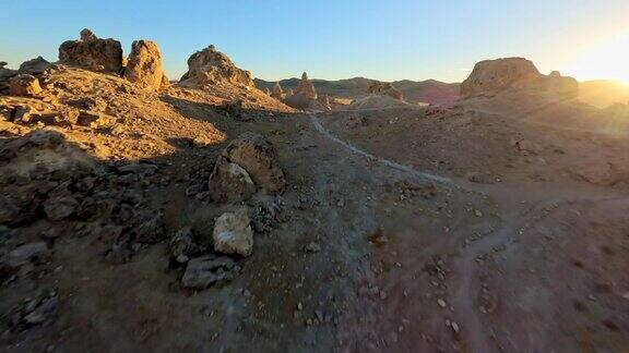 FPV无人机在莫哈韦沙漠南加州美国特罗纳尖峰