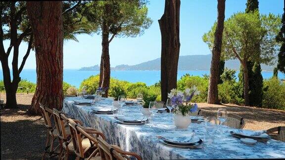 户外餐桌晚餐设置与海景