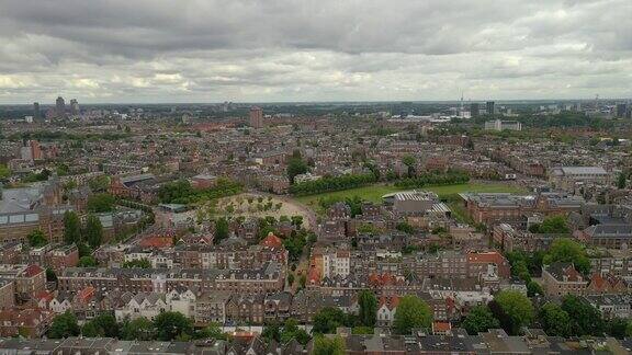 飞越阿姆斯特丹多云天城市景观著名博物馆广场航拍4k荷兰