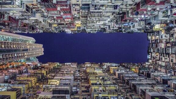 在拥挤的香港公寓间仰望天空