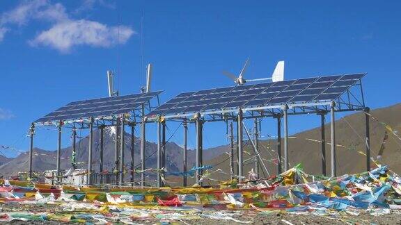 慢镜头:强风吹过西藏高原上的太阳能电池板