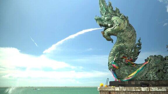 下面是泰国颂卡的那迦国王雕像