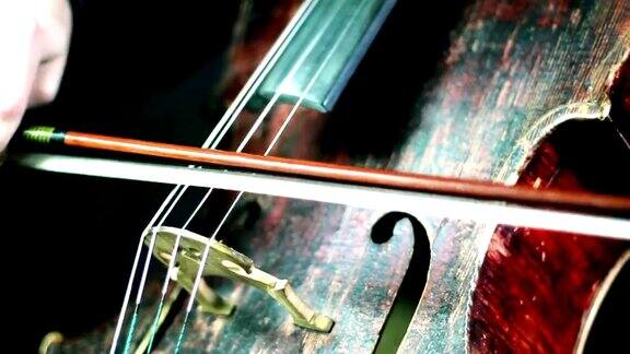 一个古老的大提琴管弦乐队演奏的特写