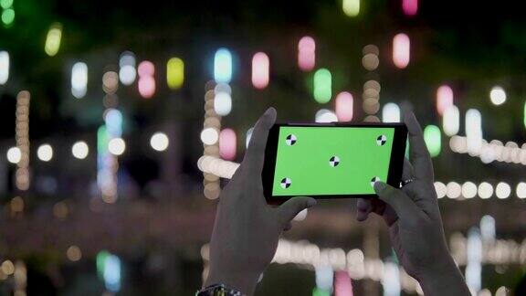绿色屏幕和散景灯的智能手机