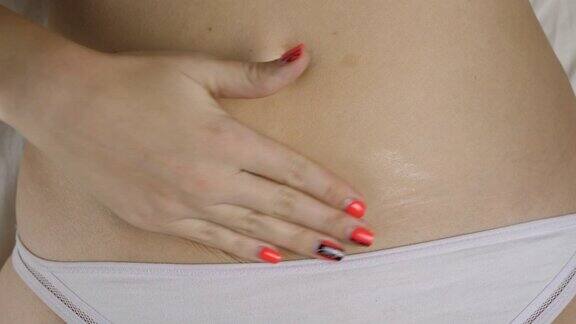 剖宫产术后疤痕腹部的女性擦霜