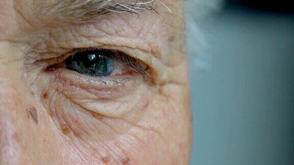 老人眼睛特写室外人像:沉思老人的眼睛