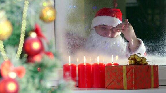 圣诞老人敲着窗户看着圣诞树旁的孩子