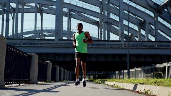全程慢动作拍摄的决心年轻非洲运动员跑下城市大桥在马拉松训练
