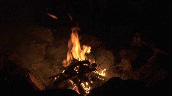 篝火的火焰在夜间营地