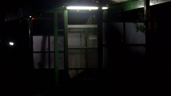 公交车站在晚上拍摄于恐怖电影