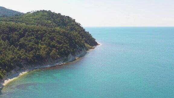 飞越黑海沿岸的海岸线悬崖与绿色森林鸟瞰图