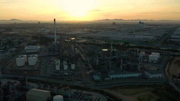 夕阳时分油气行业的炼油厂向后倾斜