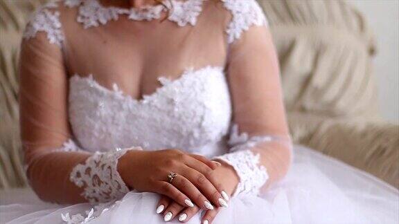新娘手拿戒指