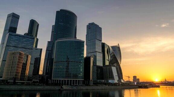 莫斯科城市日出时间流逝在商业中心区和莫斯科河莫斯科俄罗斯4K时间流逝