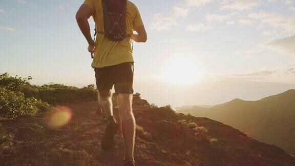 喜欢冒险的跑步者在日落时探索