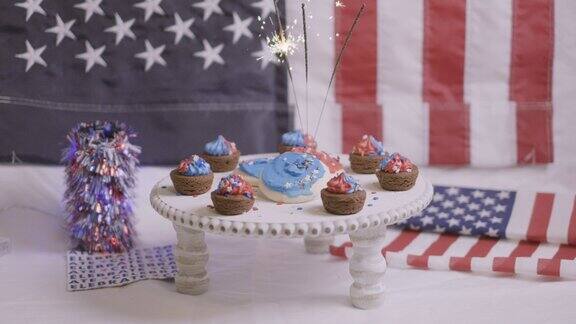 爱国饼干和烟花在美国国旗背景为7月4日的慢动作股票视频