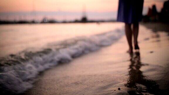 日落时分年轻女子在海滩上冲浪