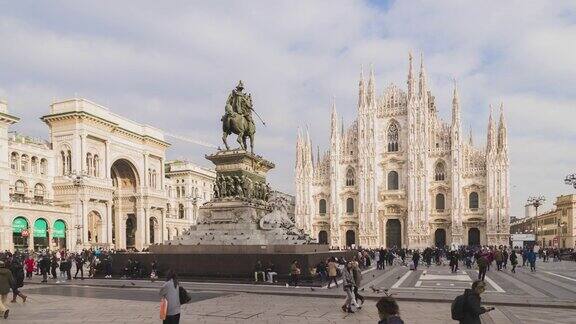意大利米兰大教堂和大教堂广场的延时镜头