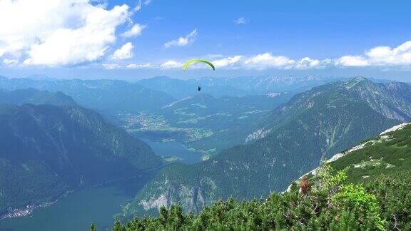 滑翔伞飞越山脉航拍