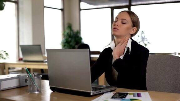 员工在使用笔记本电脑工作时颈部疼痛在办公室压力很大