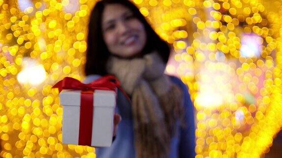 女人手拿礼盒庆祝圣诞节和新年晚会慢镜头
