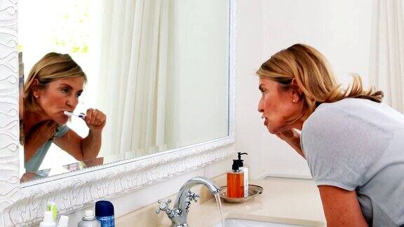 老女人在浴室里刷牙