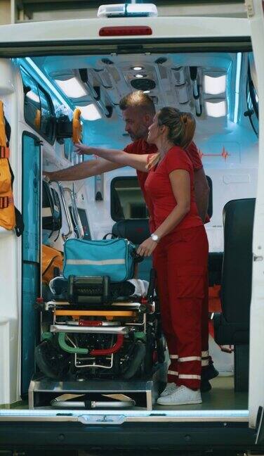 医护人员准备并检查急救车上的设备准备挽救生命垂直拍摄