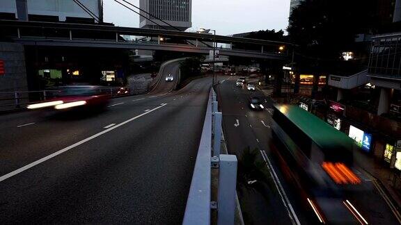 时间推移香港夜间多车道公路及楼宇的繁忙交通