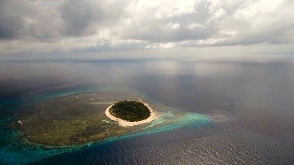 鸟瞰图美丽的海滩热带岛屿Mantigue岛菲律宾