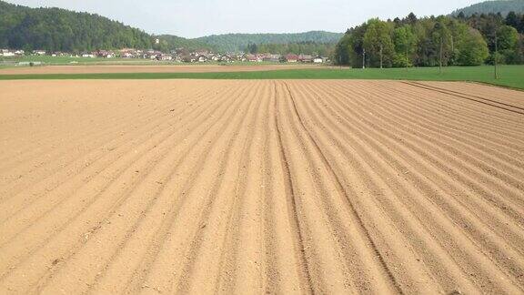 天线:准备种植作物的农田上的空耕土壤线
