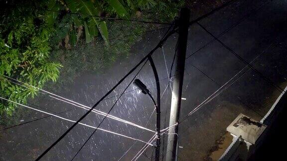 夜间路灯下着倾盆大雨