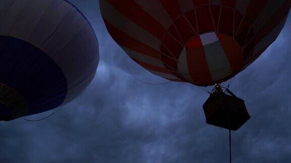 乘坐热气球的场景热气球日落背景与火闪烁