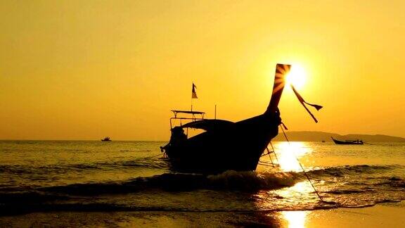 孤独的小船美丽的夕阳