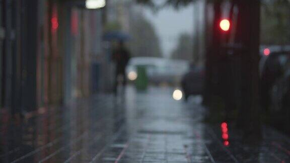 雨夜里模糊的街道