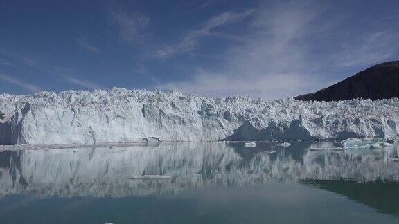 全球变暖冰川和漂流的冰山
