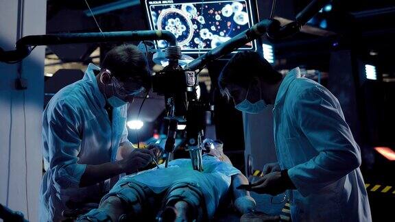 年轻的科学家们在外科手术器械和设备的帮助下进行外星人生存的操作外星人躺在宇宙飞船的实验室里