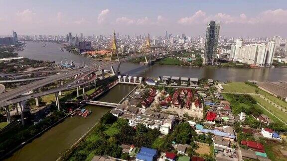 鸟瞰图的城市桥在曼谷泰国
