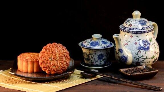 中秋节期间向朋友或家人聚会赠送月饼月饼月饼上的汉字在英语中代表“双白”