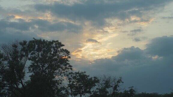 日落天空中美丽云彩的时间流逝