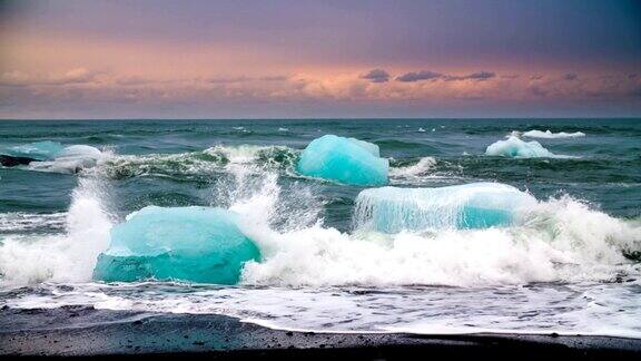 慢镜头:冰岛海滩上的冰山