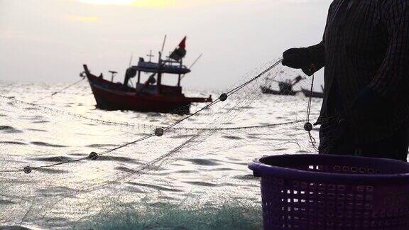 用拖网捕鱼渔民用拖网捕鱼