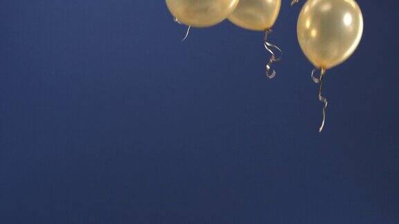节日装饰-气球-在视频中飞起来作为一个节日的惊喜:情人节生日圣诞节一个节日活动或新年在蓝色的背景