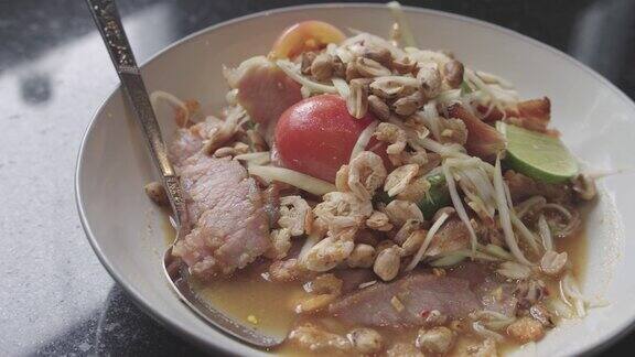 4k视频正宗的泰国菜SomTam木瓜沙拉与糖醋酱新鲜制作泰式麻辣青木瓜沙拉配泰式米粉面条-亚洲风味