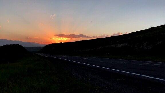 日落时分亚美尼亚山区的公路