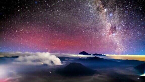 银河系在印度尼西亚东爪哇Bromo火山上空的4K时间间隔