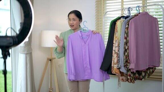亚洲大妈在家直播电商卖衣服