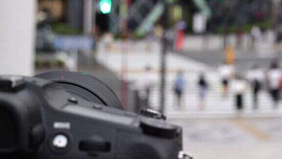 照片记录人们过马路在日本的相机