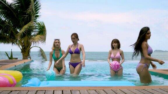 一群亚洲朋友在泳池派对上玩得很开心游泳池里的朋友