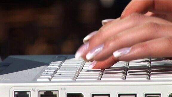 迷人的手指在白色键盘上打字