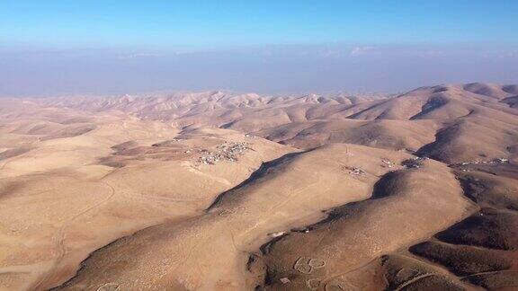 贝都因营地孤立在犹太沙漠鸟瞰图